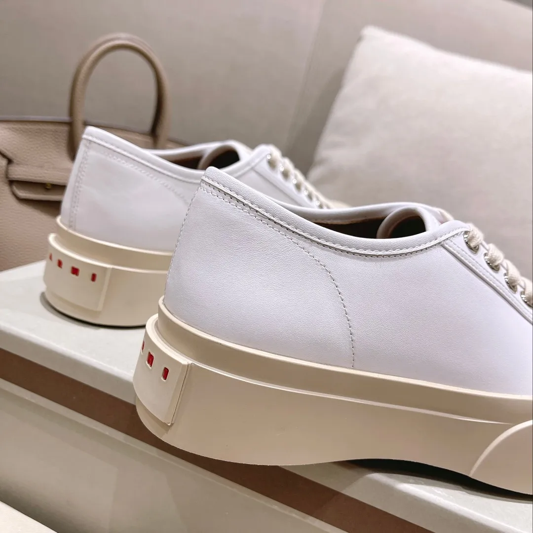 👟👟Ex-factory price 480👟👟Higher version of Marni Mani, popular online celebrity, Taobao, popular single model in physical stores! The lines of this shoe are very smooth. The round toe is a bit exaggerated, but you will know when you try it on. This thick and round shoe actually makes your legs very slim and long. The original version is reproduced in a one-to-one ratio, and the material is also one-to-one. It feels good on your feet! Fabric: Imported wool twill (grained calfskin) Lining: Imported sheepskin lining Size: 35 to 40 Outsole: T 👟👟 Factory price U Color: White cloth, black cloth, black leather, white leather, gray leather
